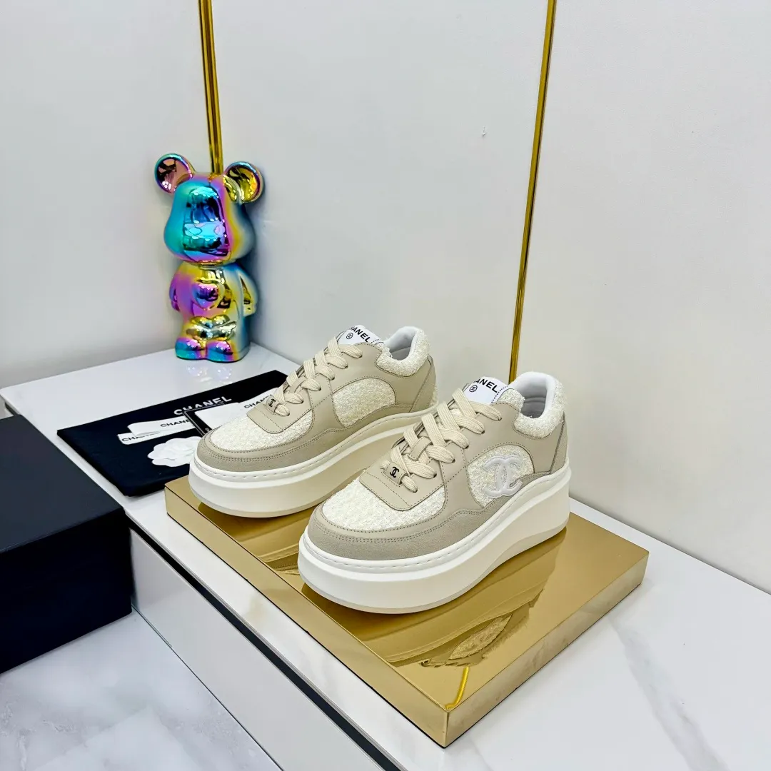 👟👟Ex-factory price 600👟👟 Upgraded version, upgraded version, upgraded version! No rebuttal accepted! ! ! ! Chanel Chanel panda shoes! 2025 counter's top casual sports shoes. This classic design; the upper is electro-embroidered with a variety of techniques; the outsole is fashionable and sporty; the unusual inclusion of a variety of color matching elements... The diversified mix and match is very good-looking and versatile, and can be used for leisure, fashion, sports, and outdoor... ꫛꫀꪝ Go➫ Materials: ❶Upper made of: original imported first-layer silk cowhide + original waterproof cloth + original first-layer cowhide ❷Inner lining: Original Yangli+Net ❸Outsole based on: Original TPU combination outsole Counter boutique packaging complete set for women 35–41 👉 👉 👉 👉 👉
